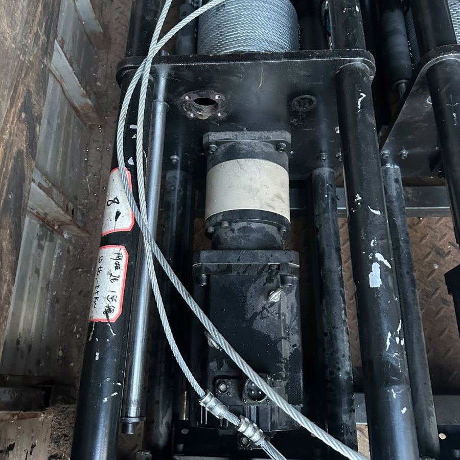 Un cabrestante de TRAPEZOIDE montado: el servomotor y el tambor con el cable de acero.